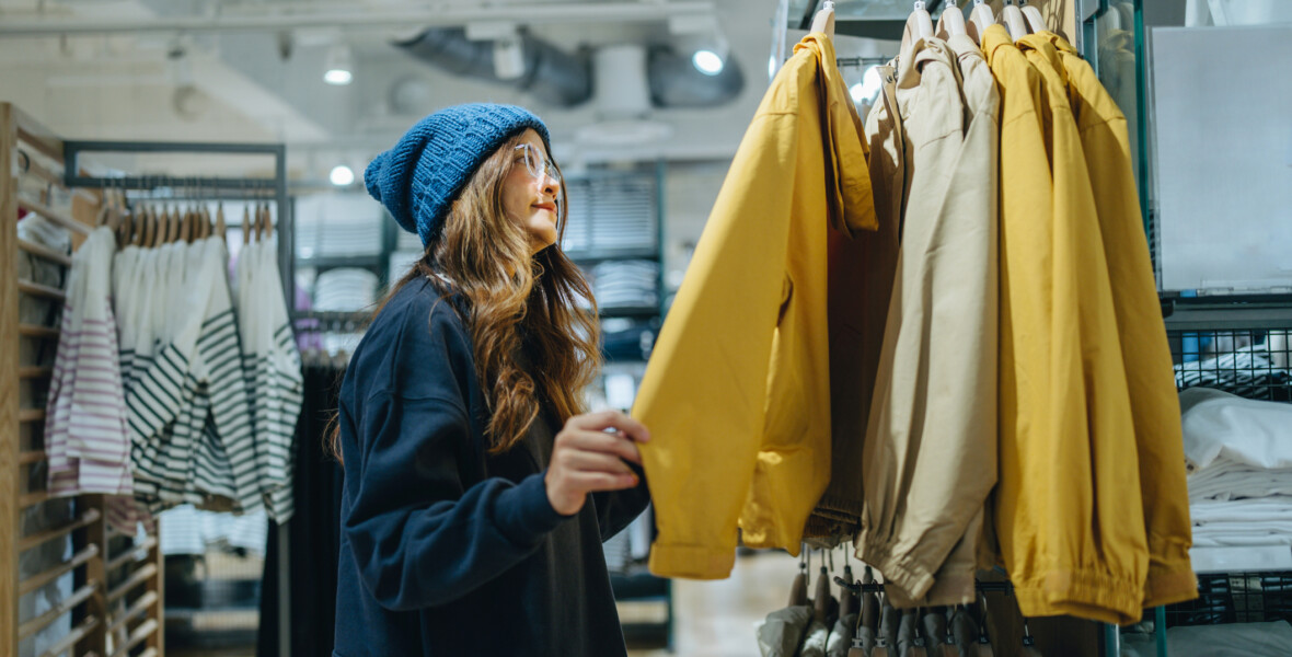 Kvinna håller i gul jacka