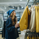 Kvinna håller i gul jacka