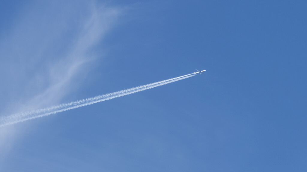 Flygplan med kondensstrimmor