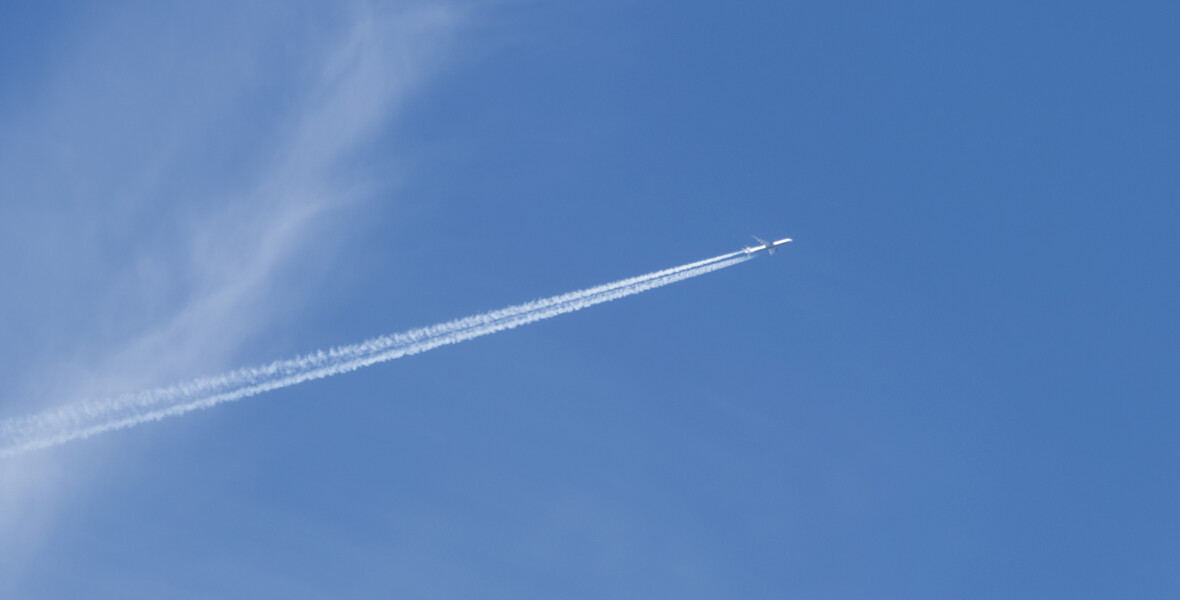 Flygplan med kondensstrimmor