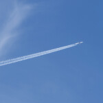 Flygplan med kondensstrimmor