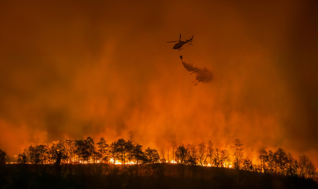 Helikopter släcker skogsbrand
