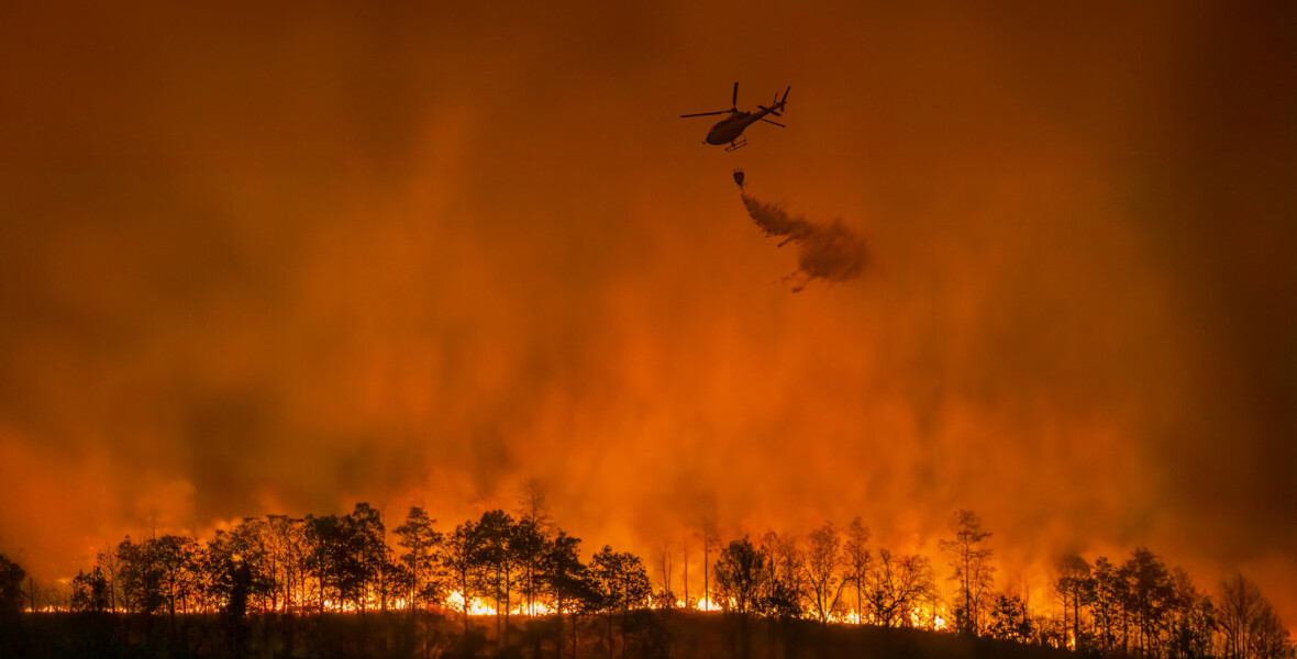 Helikopter släcker skogsbrand