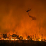 Helikopter släcker skogsbrand