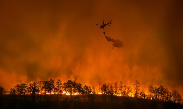 Helikopter släcker skogsbrand
