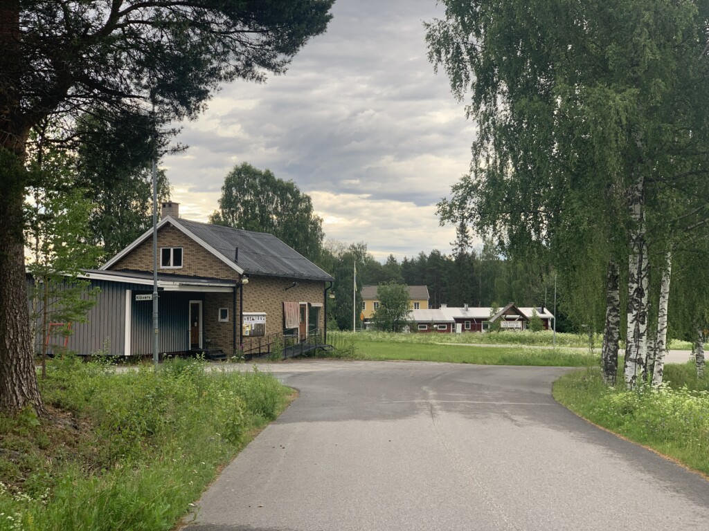 Ett tegelhus vid väg