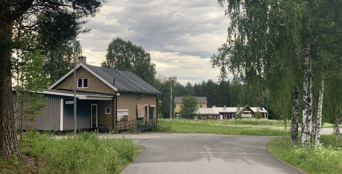 Ett tegelhus vid väg