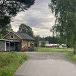 Ett tegelhus vid väg