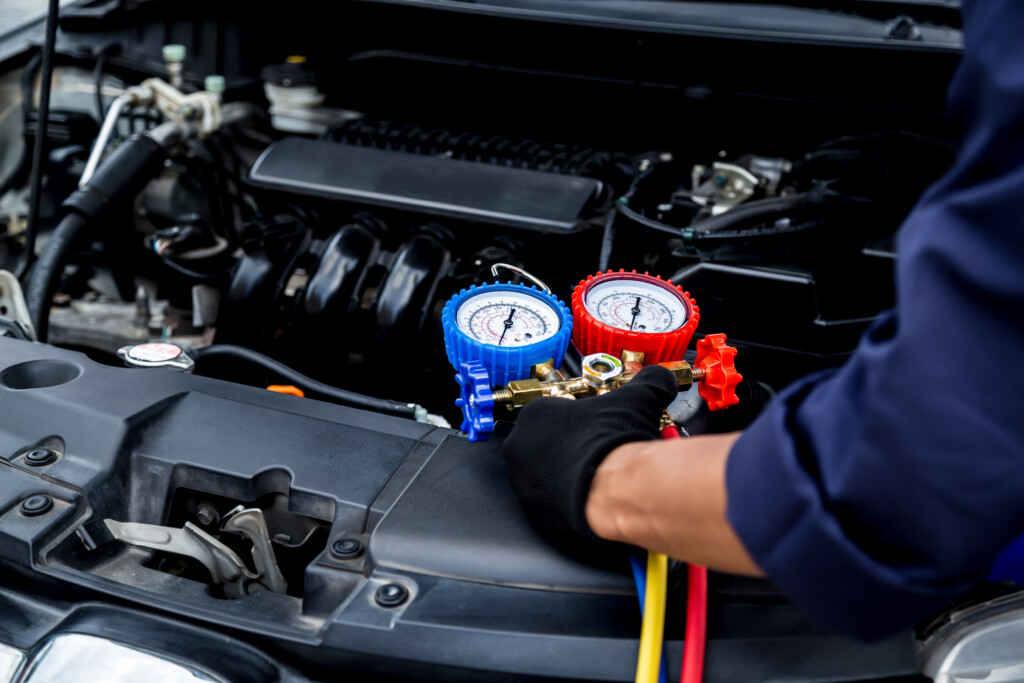 Fyller på köldmedier i bil