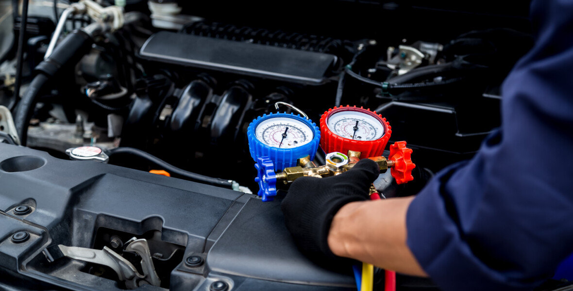 Fyller på köldmedier i bil