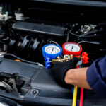 Fyller på köldmedier i bil