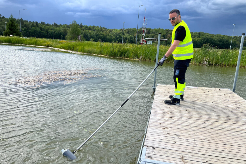 Forskaren Alberto Celma tar vattenprover