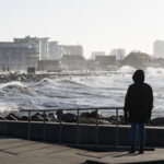 Två personer tittar på en storm på havet