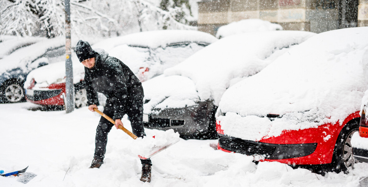 Person skottar ut sin bil