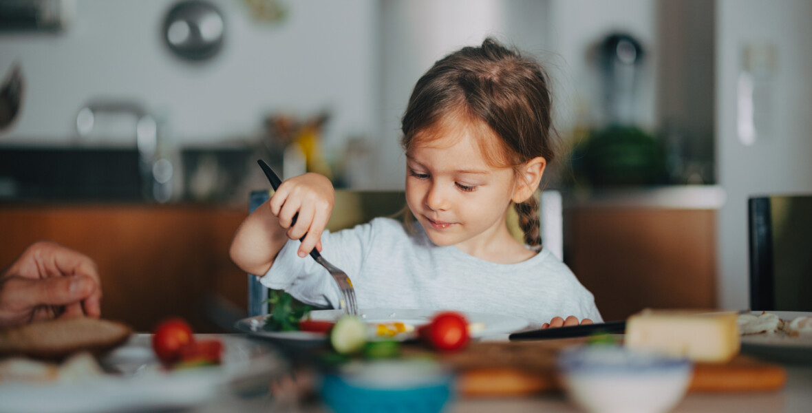 Barn äter mat