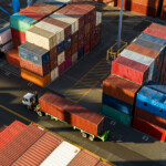 Lastbil kör container