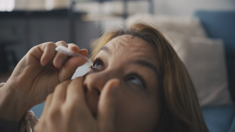 Kvinna tar ögondroppar