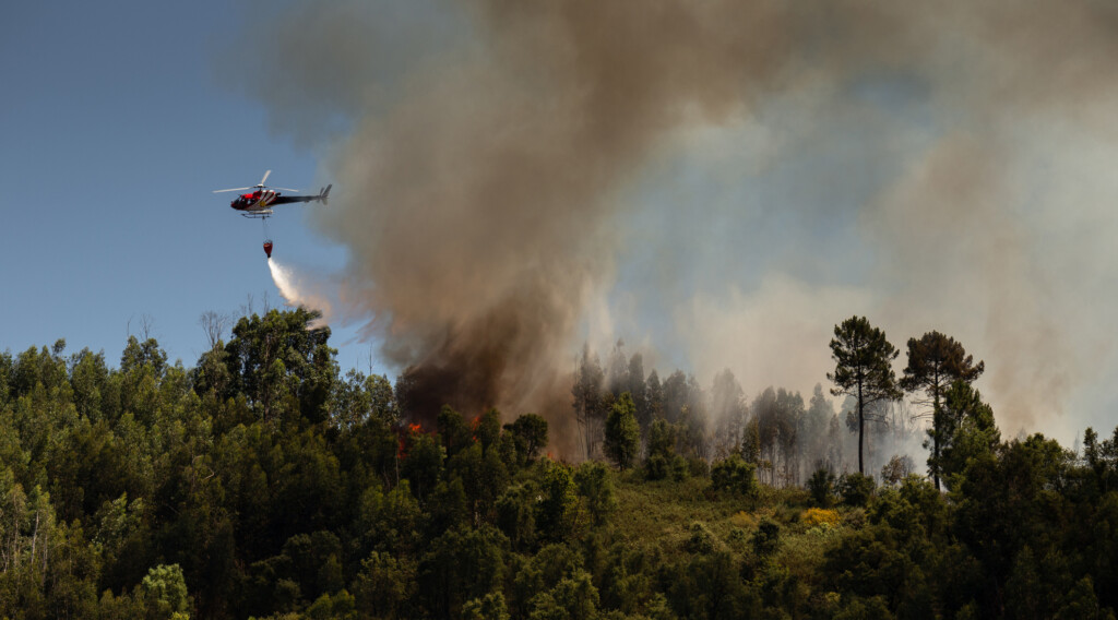 Helikopter släcker brand