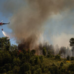 Helikopter släcker brand