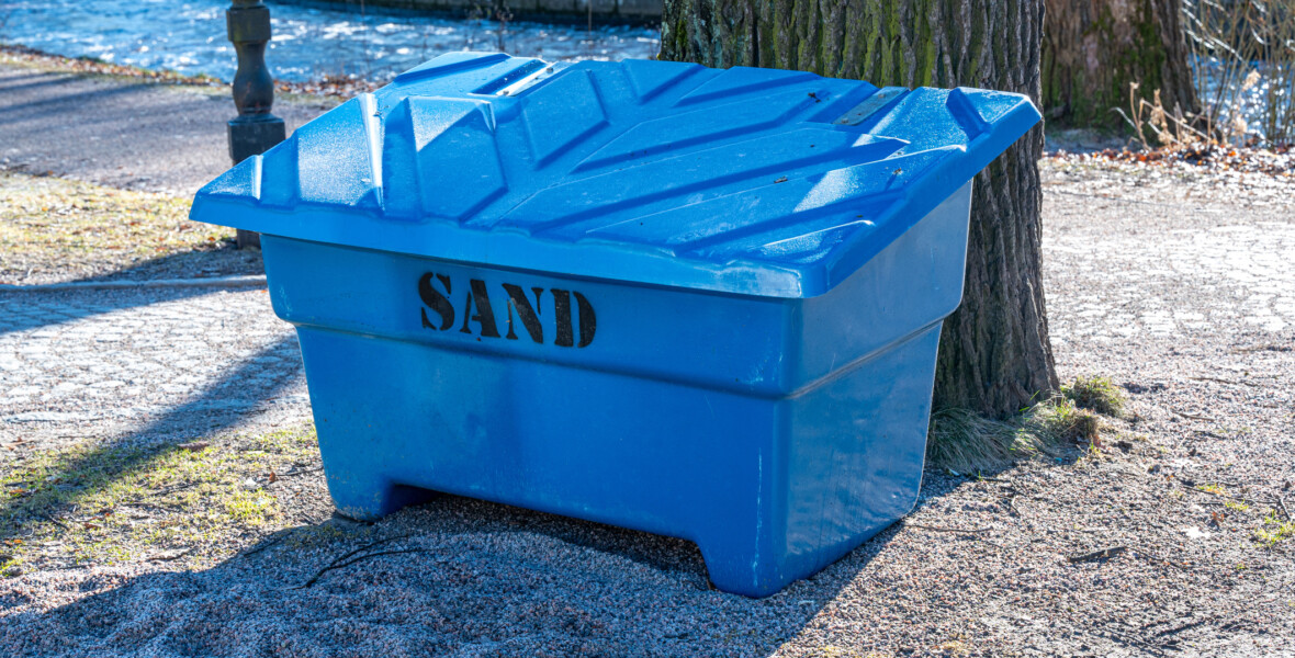 Blå box med sand