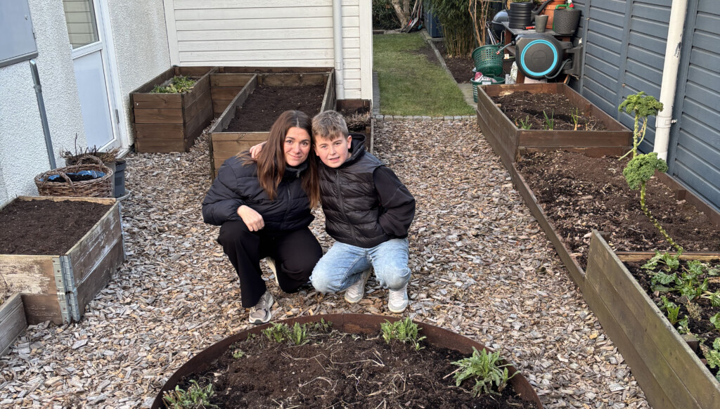 Selma och Edwin Music i trädgården