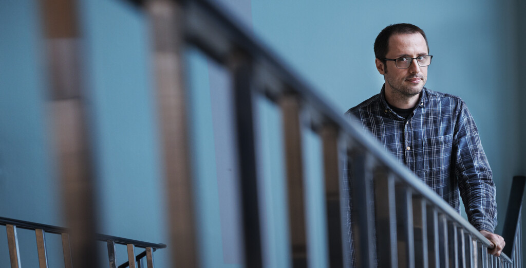 Daniel Jaen Luchoro står i trappa