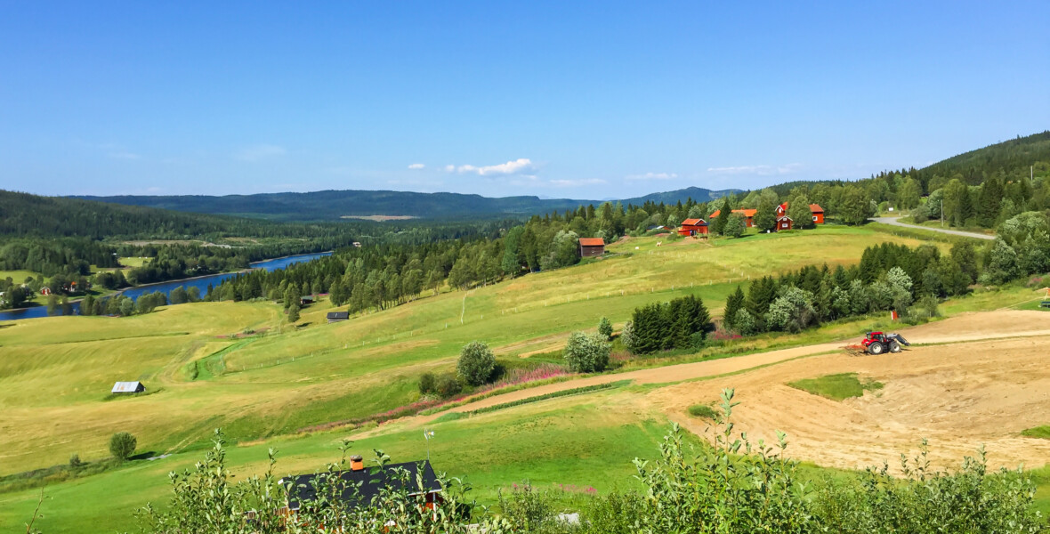 Vy över kuperat jordbrukslandskap
