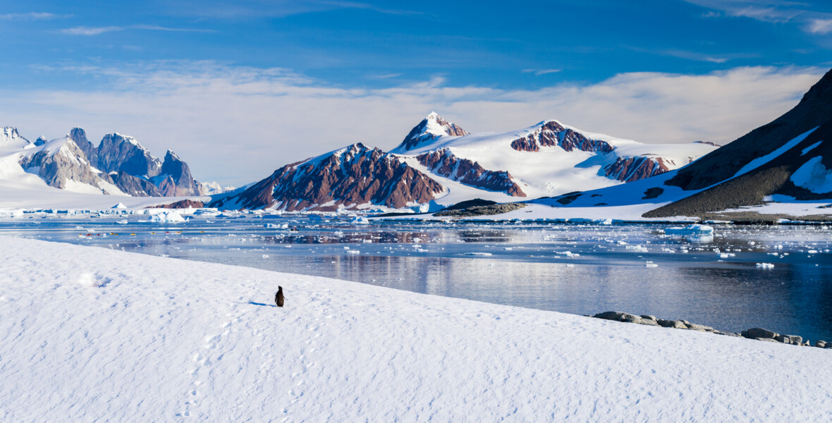 Vy över berg och snö