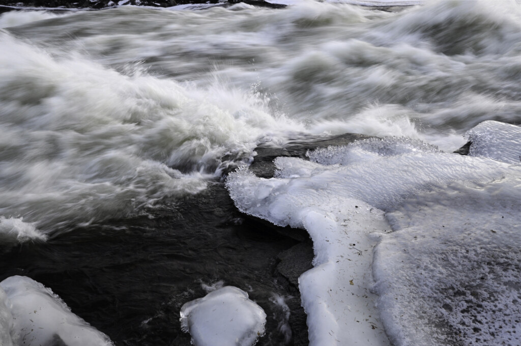 Smältande snö vid flod