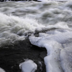 Smältande snö vid flod