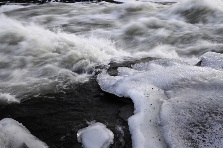 Smältande snö vid flod