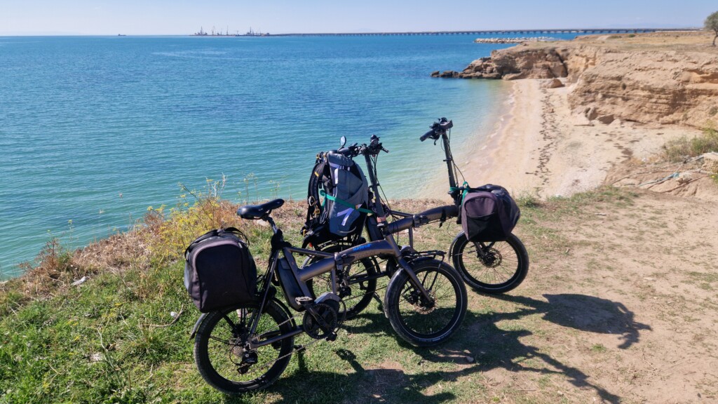 Två elcyklar vid italiensk strand