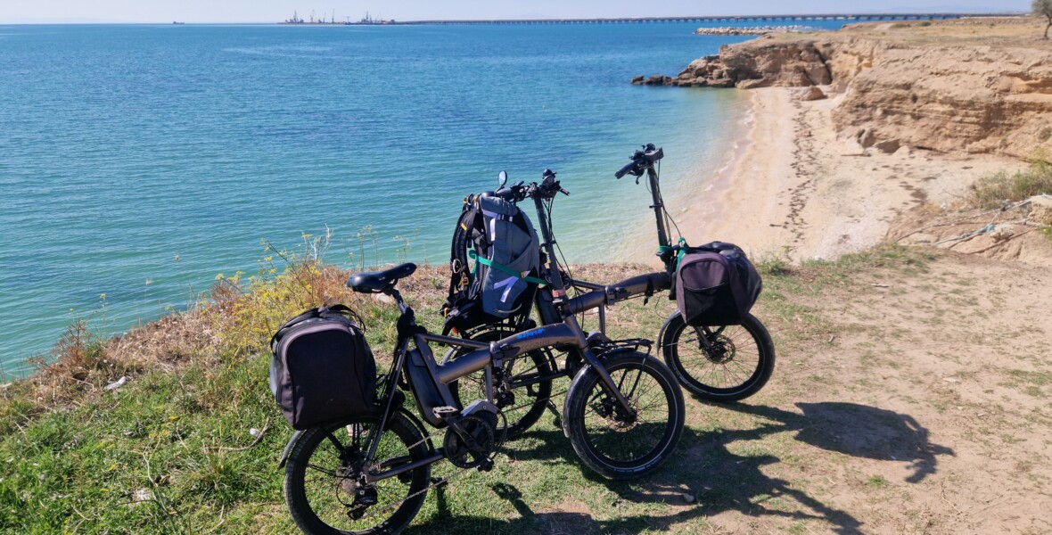 Två elcyklar vid italiensk strand
