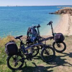 Två elcyklar vid italiensk strand