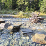 Stora stenar över ett vattendrag