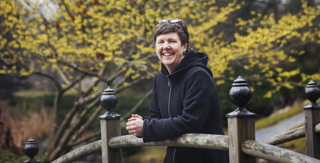 Gunvor Larsson står på en bro.