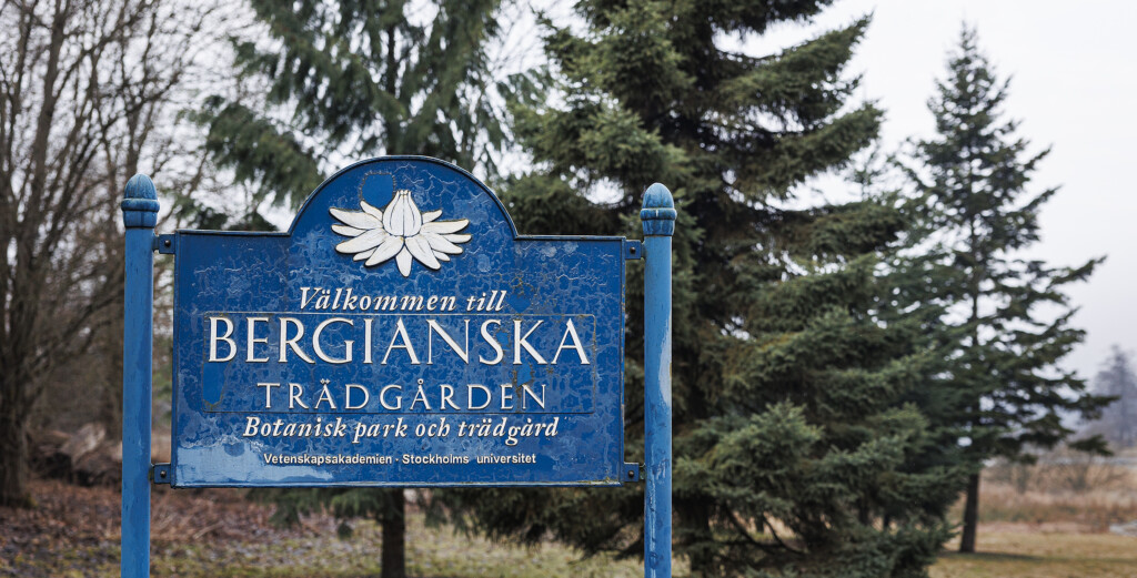 Blå skylt som välkomnar till Bergianska trädgården.