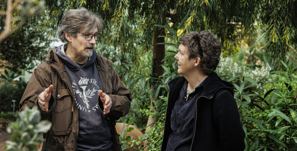 Sven Isaksson och Gunvor Larsson pratar.