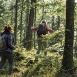 Två kvinnor går i skogen