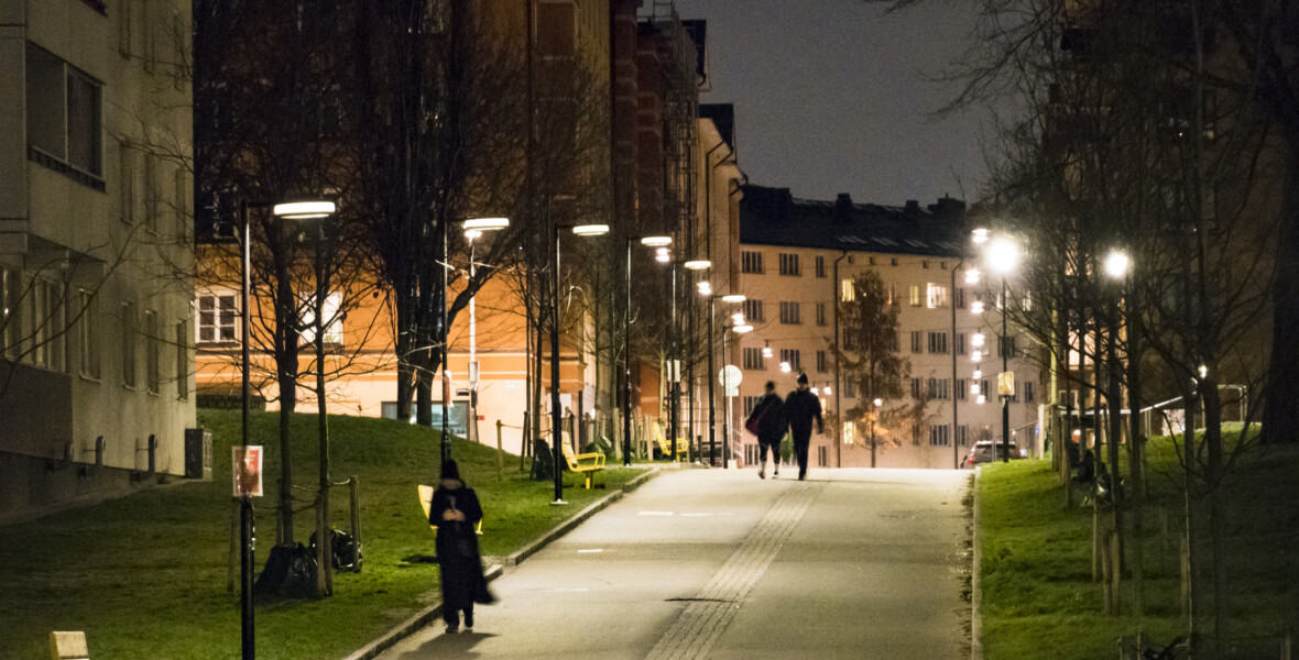 Upplyst gata kvällstid