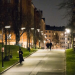 Upplyst gata kvällstid