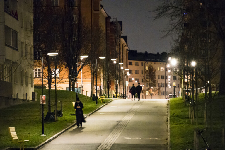 Upplyst gata kvällstid