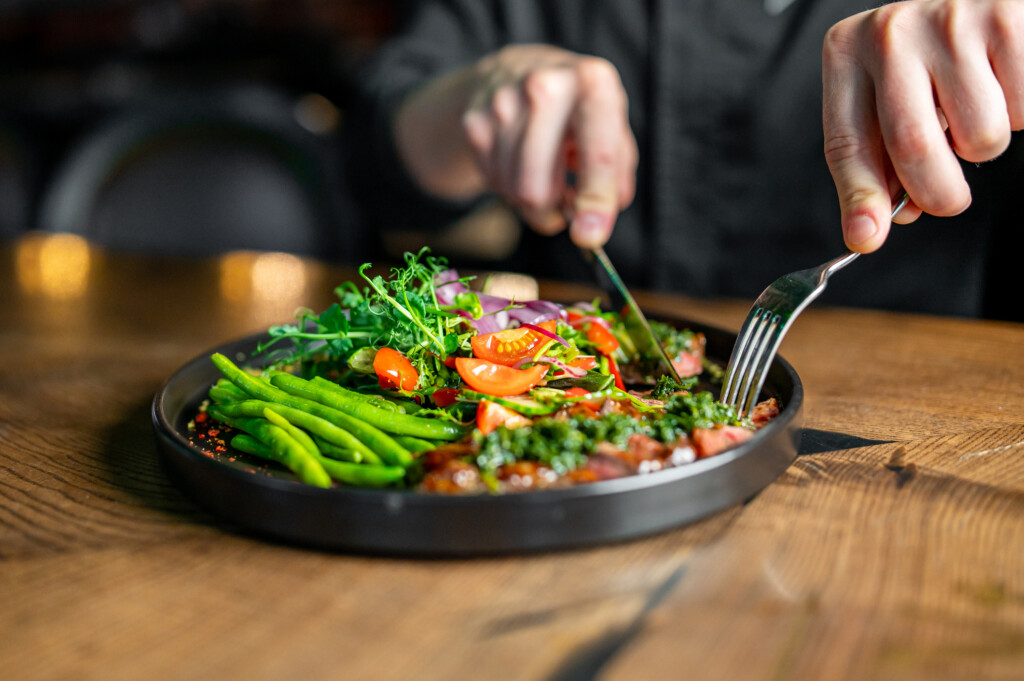 Personen äter en sallad