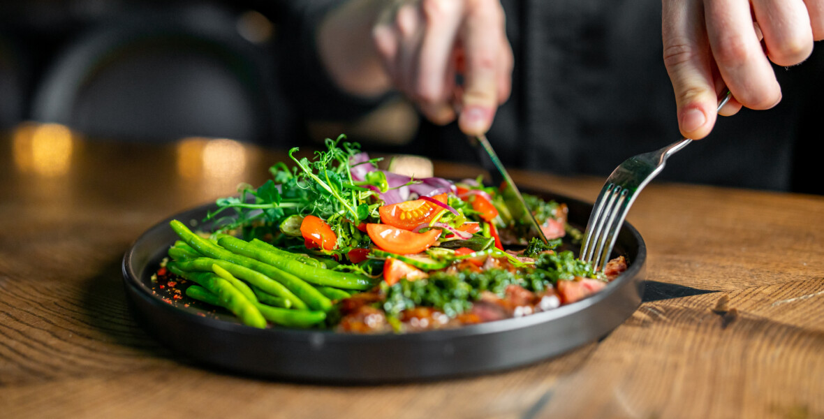 Personen äter en sallad