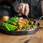 Personen äter en sallad