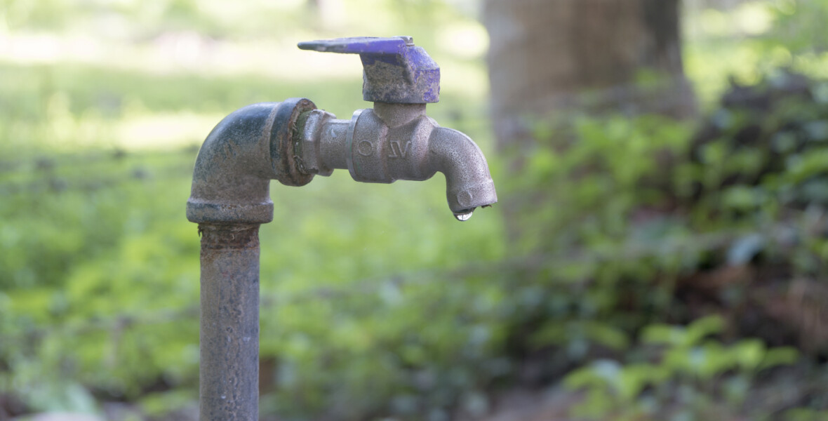 Ensam droppe från kran