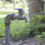 Ensam droppe från kran