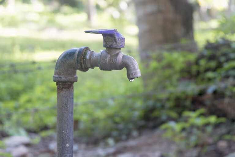 Ensam droppe från kran