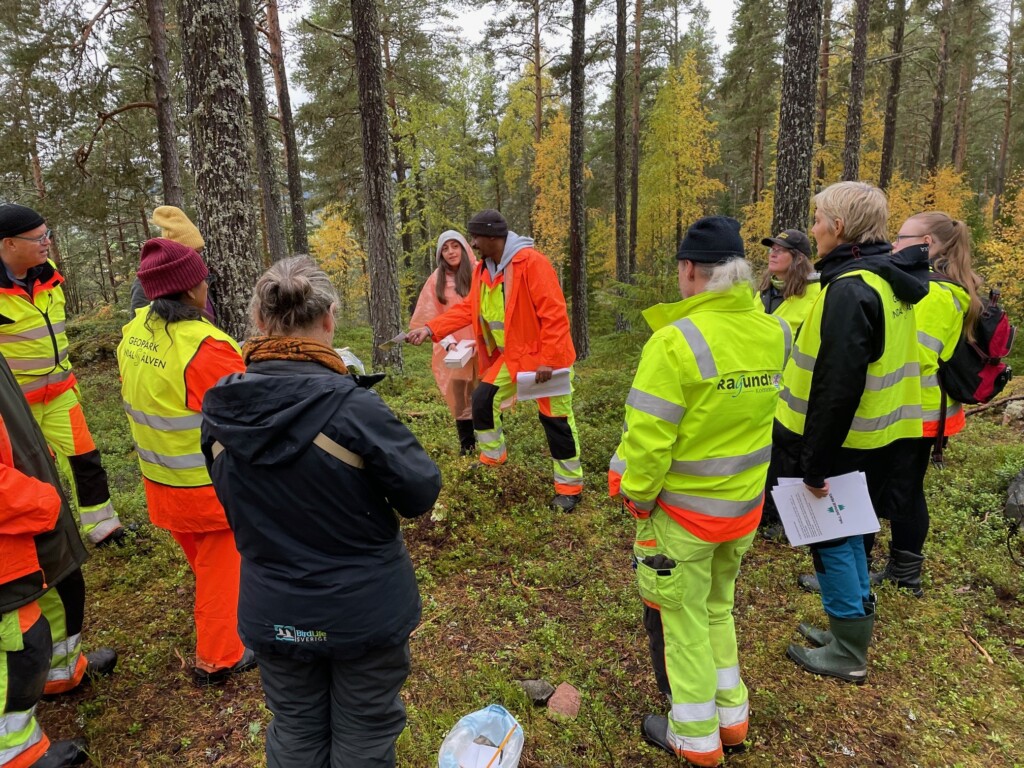 En grupp människor i skogen
