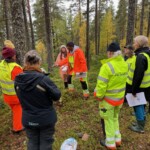 En grupp människor i skogen